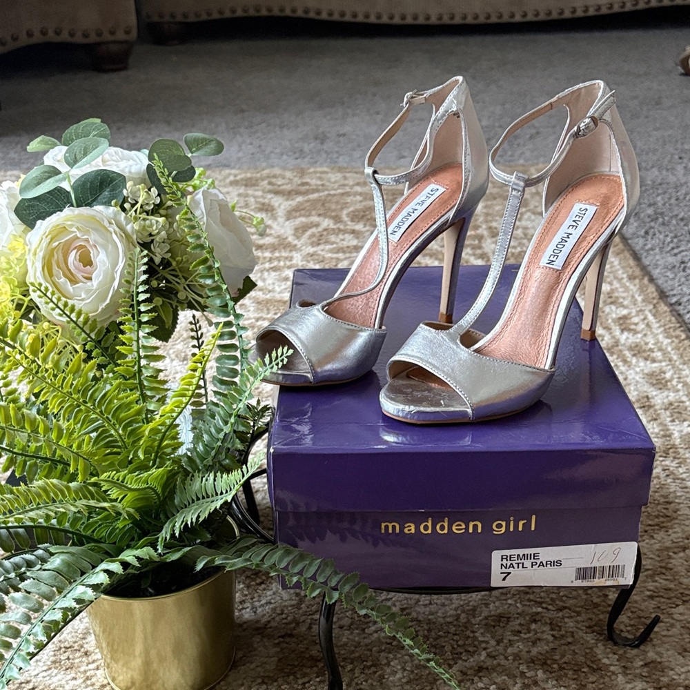Steve Madden Metallic Silver Peep-Toe Heels